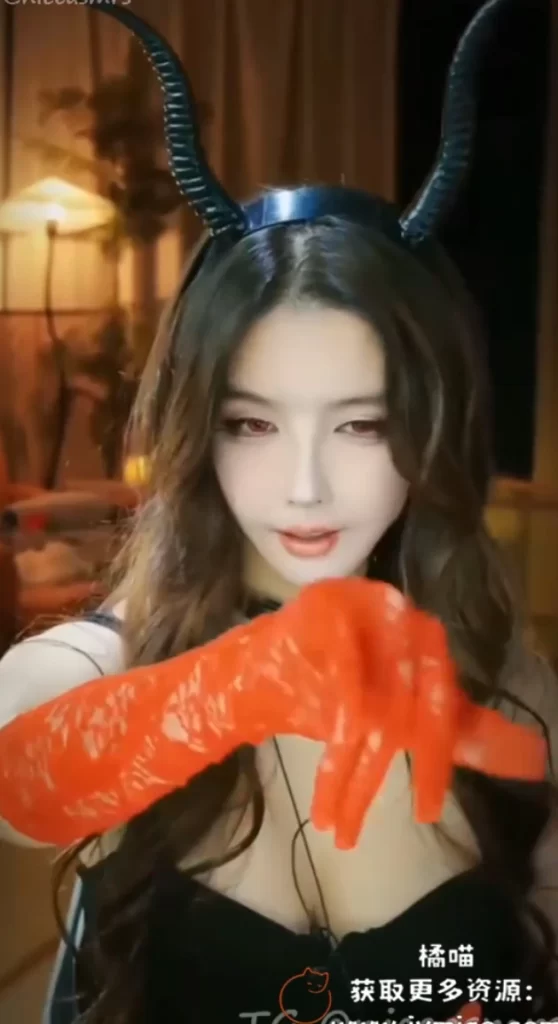 大艺术嘉新作封神！女魔王红色蕾丝手套COS，这细节你敢信是手工做的？-橘喵